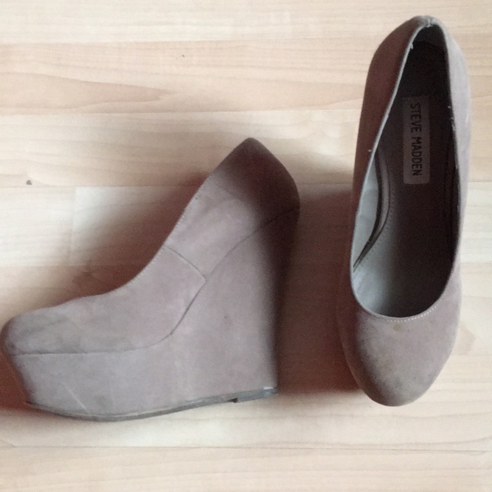 Steve Madden Gray/Nude velvet wedges
